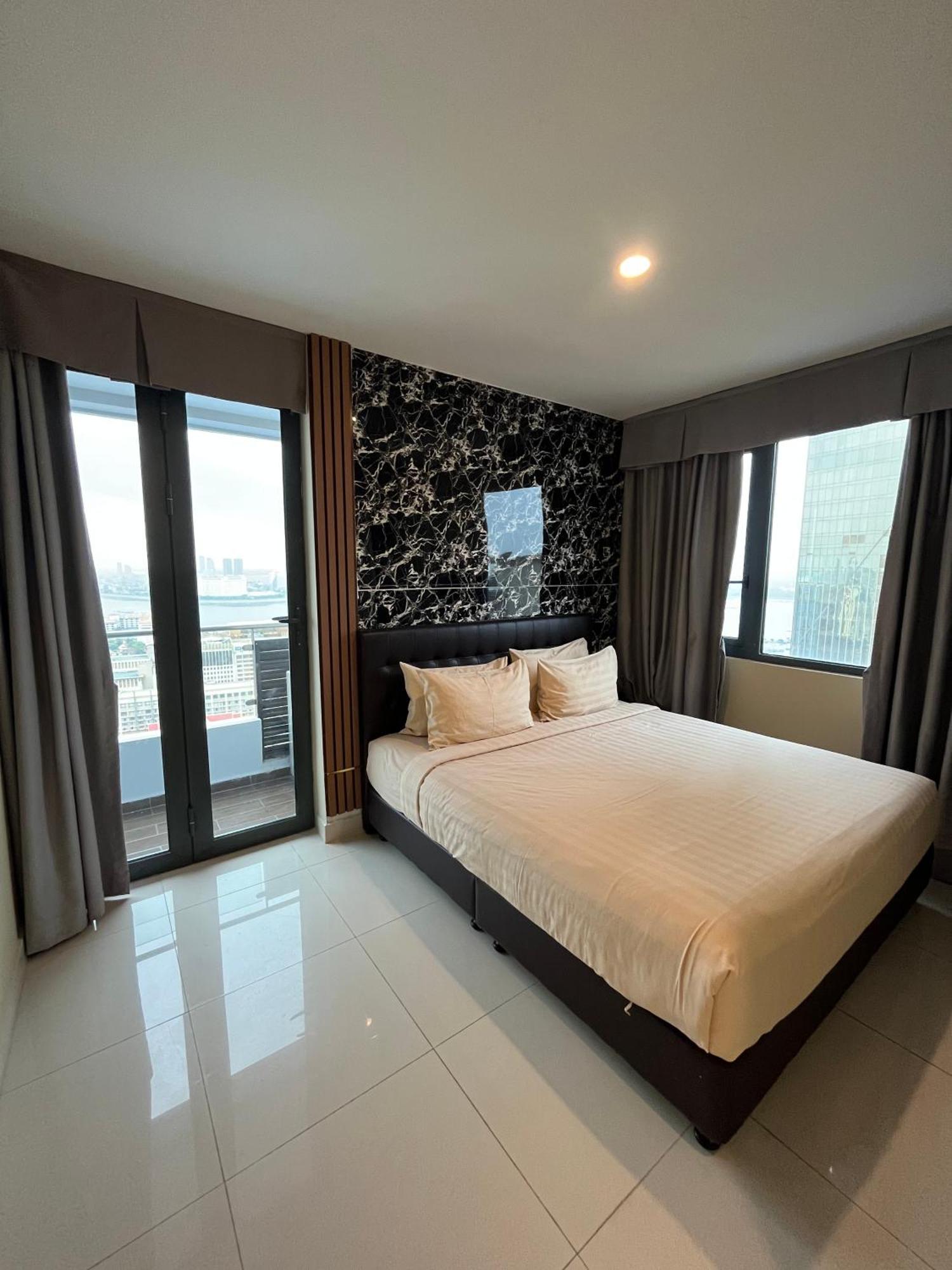 The Bridge Club Hotel Phnom Penh Exterior photo