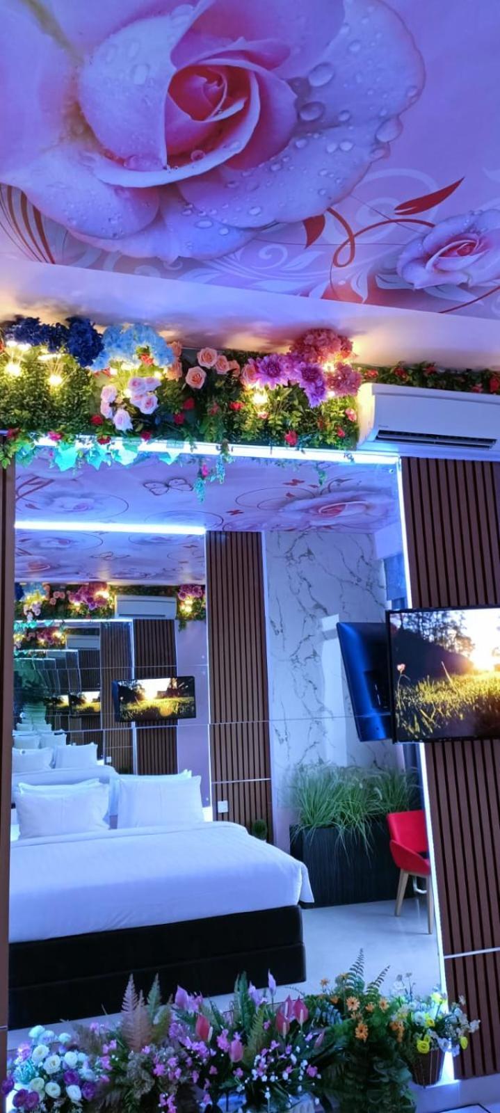 The Bridge Club Hotel Phnom Penh Exterior photo